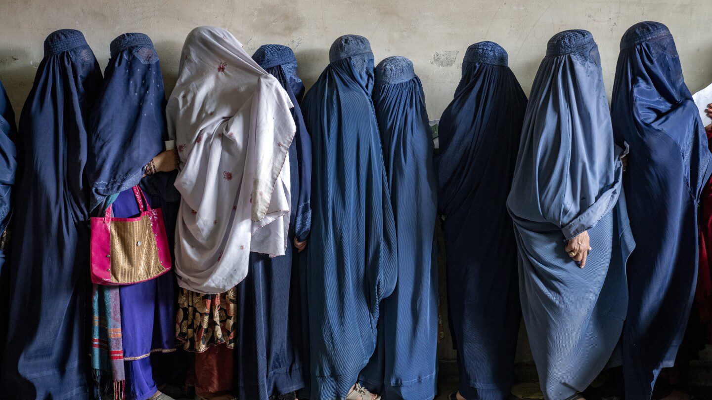 La ONU dice que los talibanes han aumentado aún más las restricciones a las mujeres y niñas afganas