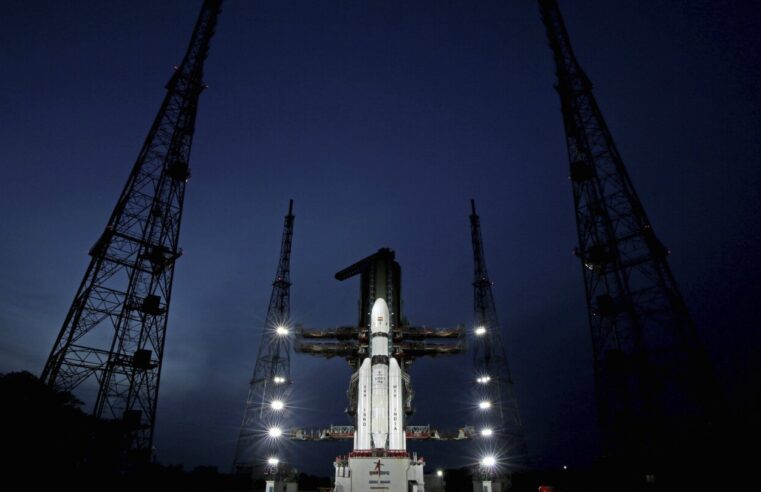 La agencia espacial de la India está lista para lanzar una misión no tripulada al polo sur de la luna