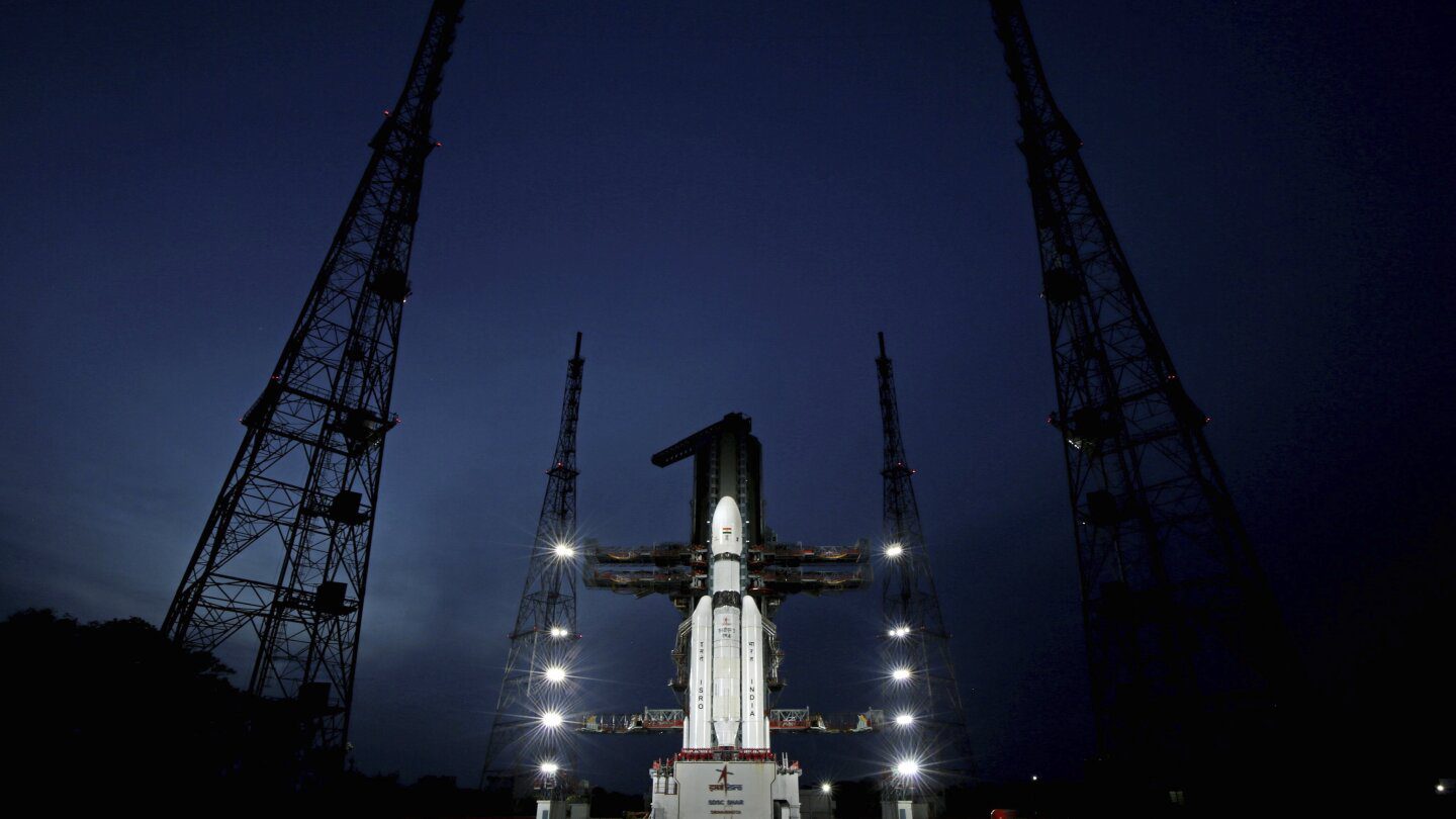 La agencia espacial de la India está lista para lanzar una misión no tripulada al polo sur de la luna