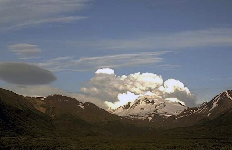 La erupción del volcán de Alaska arroja otra nube de ceniza masiva durante una semana