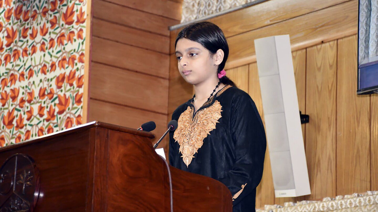 La hija de 11 años del principal líder rebelde de Cachemira hace un raro llamamiento para visitar a su padre encarcelado en India