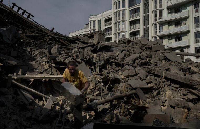 La ira crece en la ciudad portuaria de Odesa en Ucrania después de que los bombardeos rusos golpearan sitios históricos amados