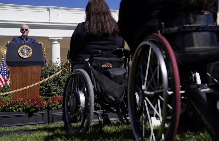 La nueva regla de Biden haría que los sitios web y las aplicaciones del gobierno fueran más accesibles para las personas con discapacidades