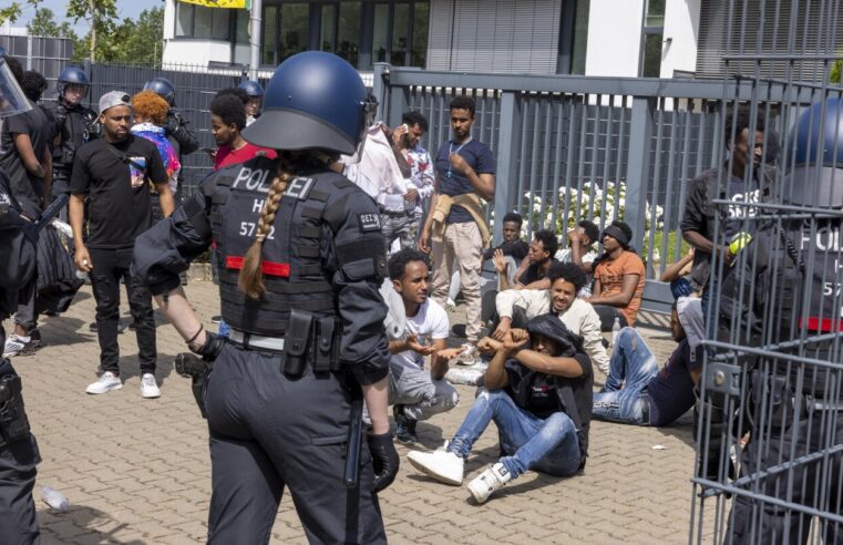 La policía dice que 22 oficiales resultaron heridos durante los disturbios en el festival de Eritrea en Alemania