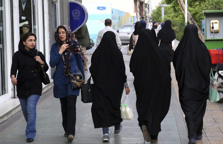 La policía moral de Irán regresa después de las protestas en una nueva campaña para imponer la vestimenta islámica a las mujeres