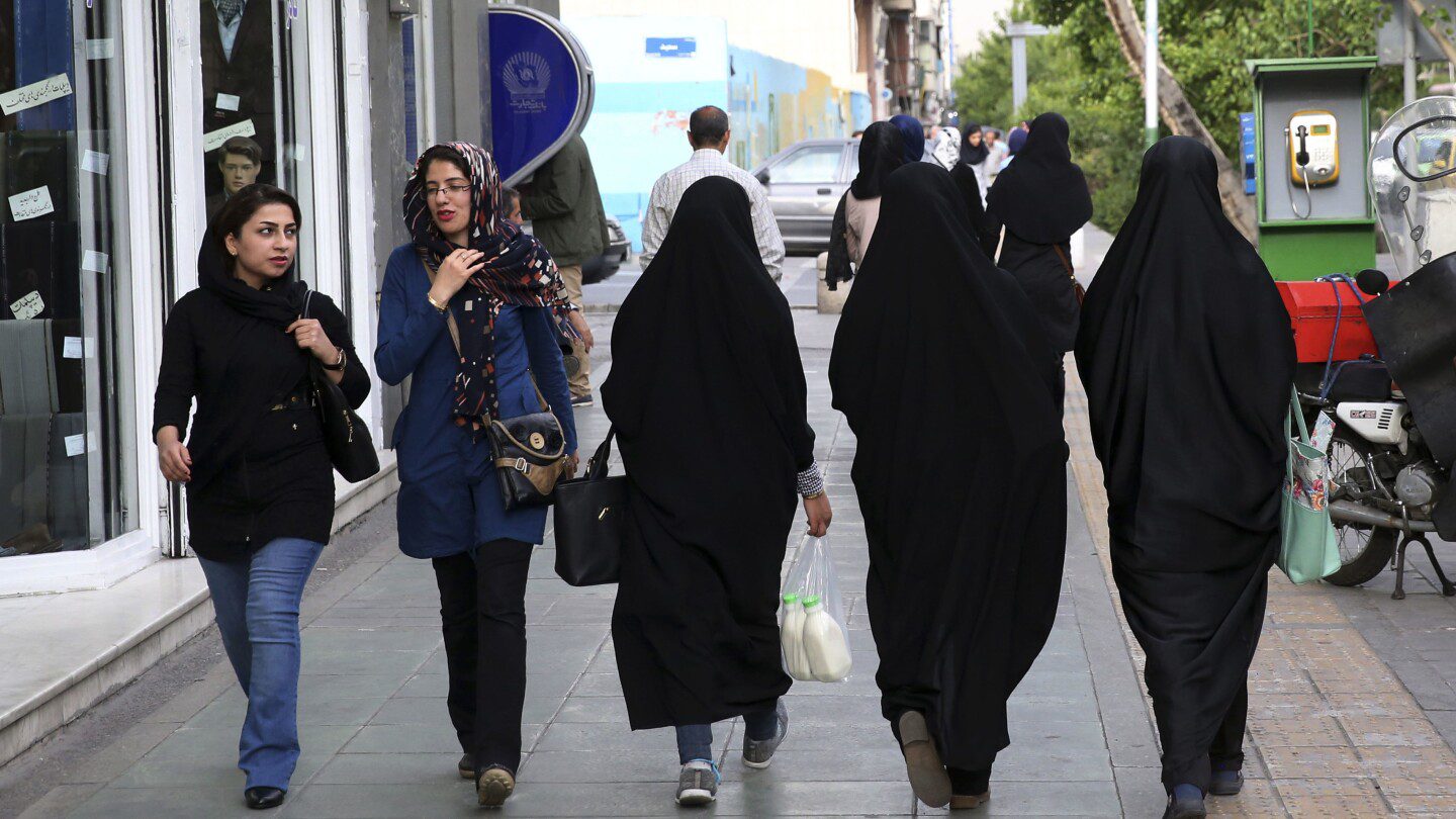 La policía moral de Irán regresa después de las protestas en una nueva campaña para imponer la vestimenta islámica a las mujeres