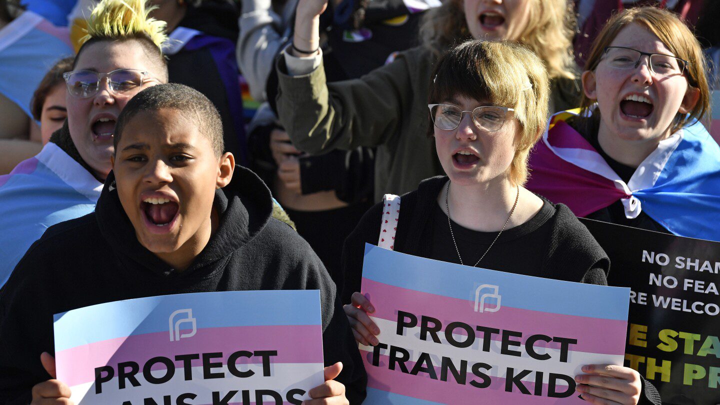 La prohibición de cuidados de afirmación de género en Kentucky entra en vigor cuando el juez federal levanta la orden judicial