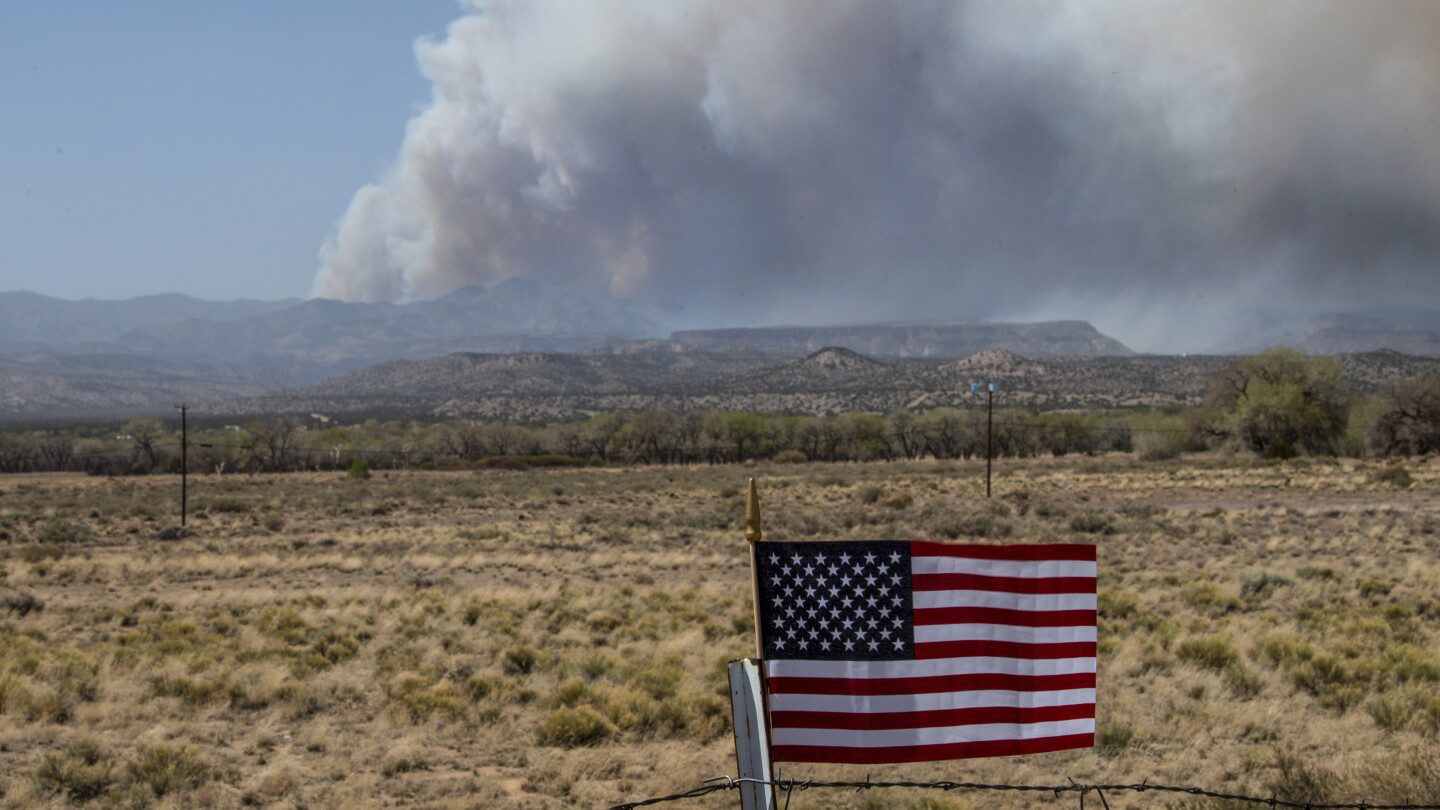 La quema del Servicio Forestal de EE. UU. inició un incendio forestal que casi llega a Los Álamos, Nuevo México, dice la agencia