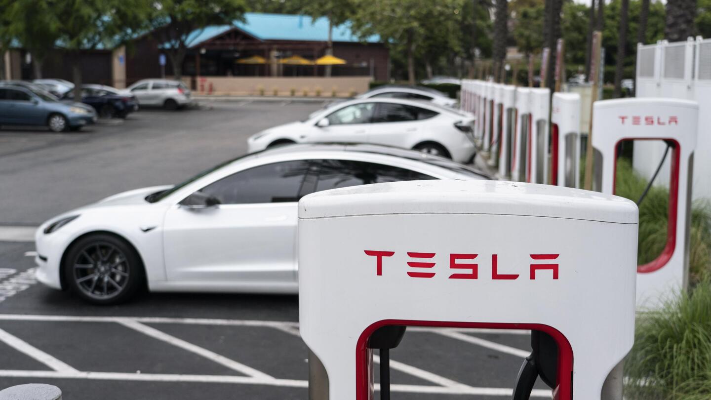 Las acciones de Tesla se aceleran a $ 300 por el aumento en las entregas y el acuerdo de carga con los principales fabricantes de automóviles