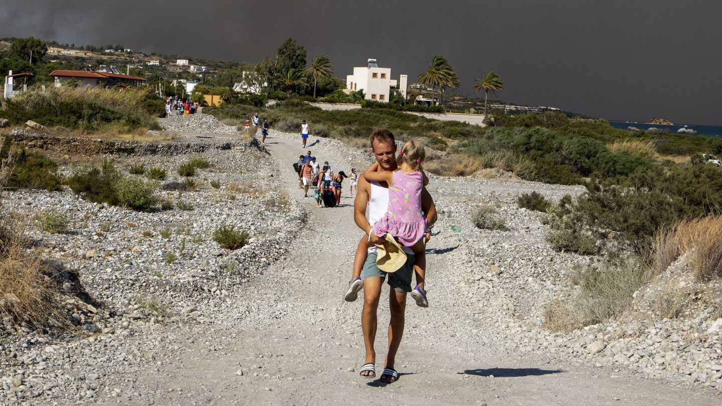 Las autoridades griegas evacuan a unas 19.000 personas mientras arde un incendio forestal en la isla de Rodas