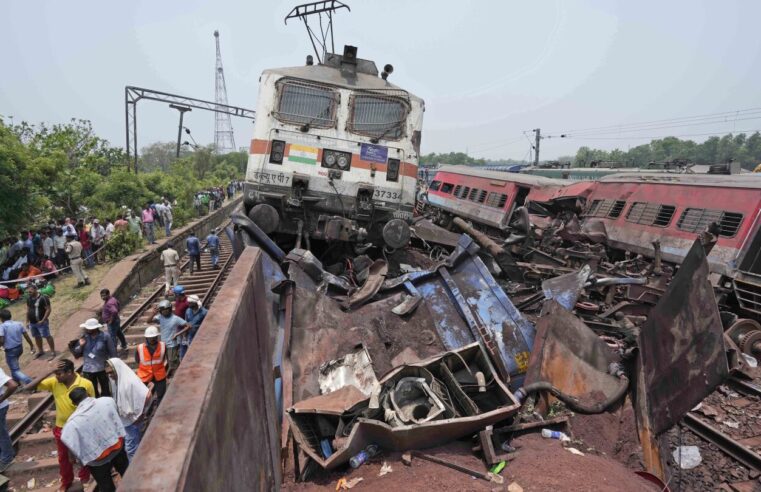 Las autoridades indias arrestan a 3 funcionarios ferroviarios por el accidente de tren que mató a más de 290 personas