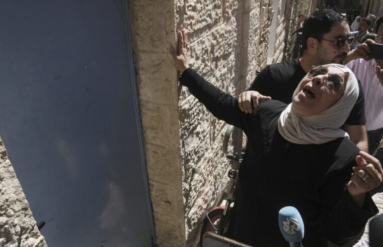 Las autoridades israelíes desalojan a una familia palestina de su casa en Jerusalén después de una batalla legal de décadas