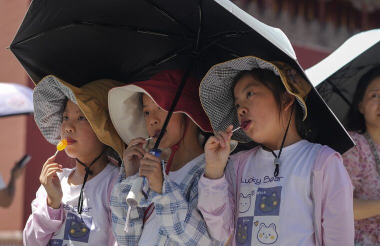 Las ciudades chinas abren refugios antiaéreos para aliviar el calor mientras las temperaturas extremas provocan muertes