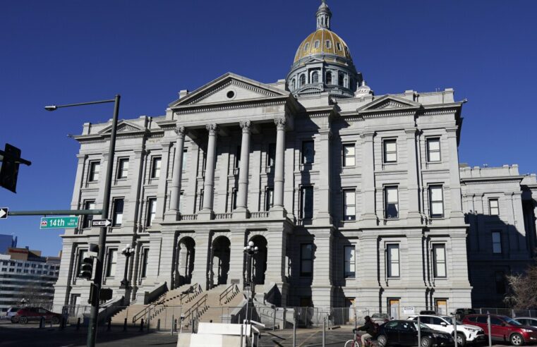Legisladores de Colorado demandan a colegas por reuniones a puerta cerrada