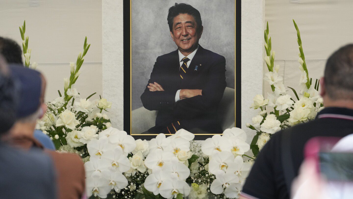 Líderes japoneses conmemoran un año del asesinato del ex primer ministro Shinzo Abe