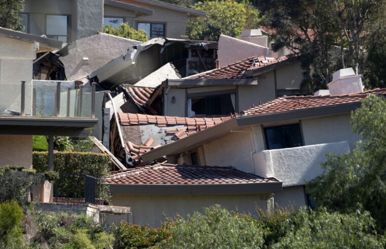 Lo que debe saber sobre un deslizamiento de tierra que ha destruido casas en el sur de California