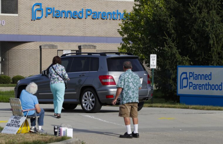 Los abortos en Indiana caen bruscamente antes de que la prohibición estatal entre en vigor, según muestran los informes estatales