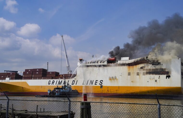 Los equipos continúan combatiendo el incendio de un buque de carga que mató a 2 bomberos de Nueva Jersey