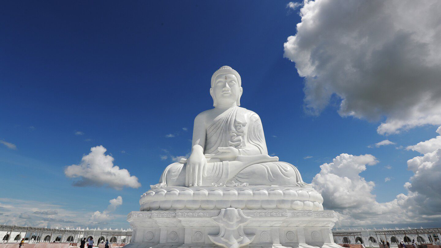 Los generales de Myanmar revelan una estatua gigante de Buda mientras buscan ganarse los corazones y las mentes durante la guerra civil