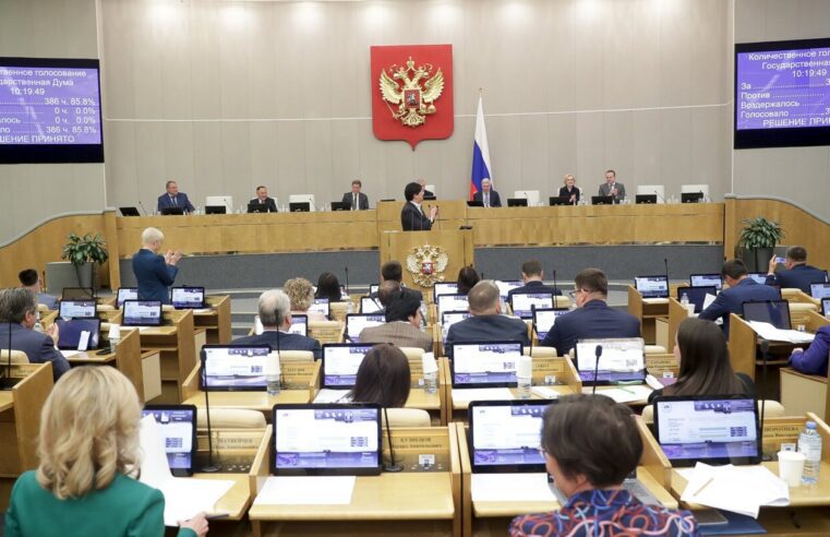 Los legisladores rusos aprueban un proyecto de ley que prohíbe los procedimientos de afirmación de género para proteger los “valores tradicionales”