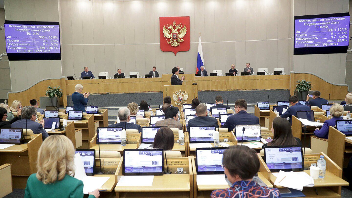 Los legisladores rusos aprueban un proyecto de ley que prohíbe los procedimientos de afirmación de género para proteger los “valores tradicionales”