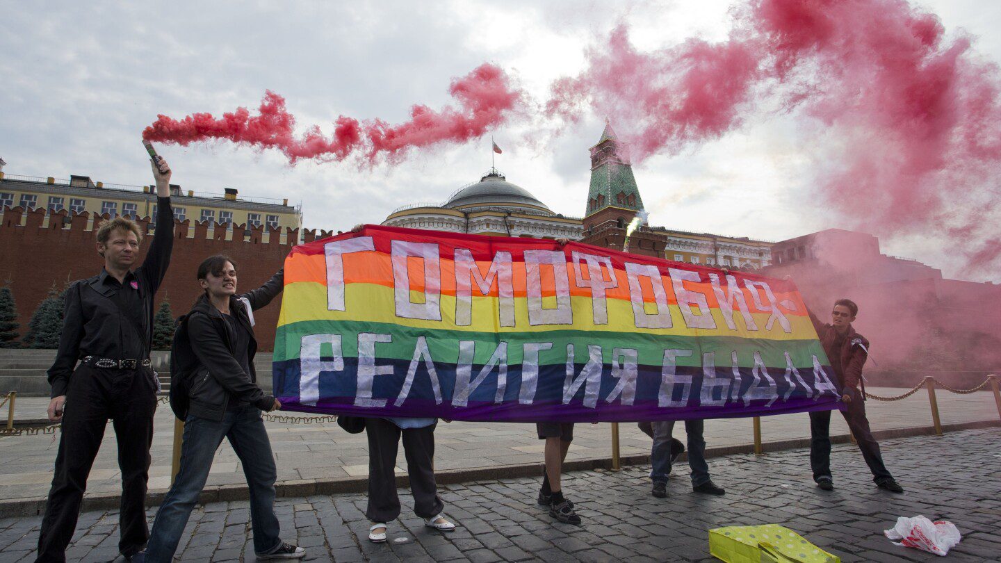 Los legisladores rusos se mueven para restringir aún más los derechos de las personas transgénero en una nueva legislación