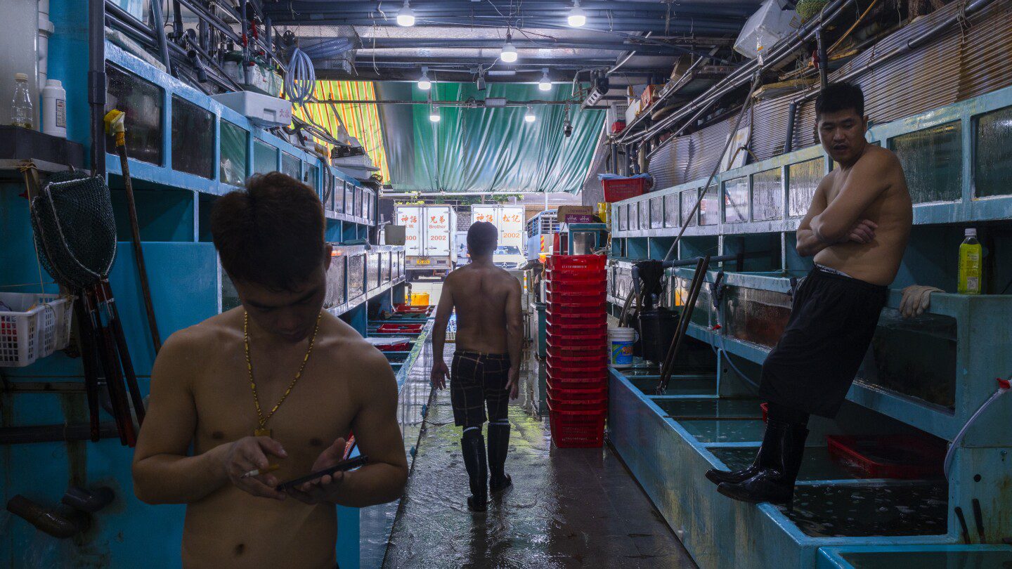 Los negocios de productos del mar de Hong Kong se preparan para una caída de las ventas ya que Japón planea descargar agua radiactiva
