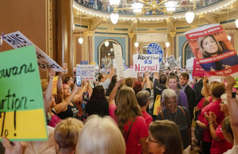 Los republicanos de Iowa aprobaron anoche un proyecto de ley estricto sobre el aborto.  Un desafío legal fue presentado por la mañana.