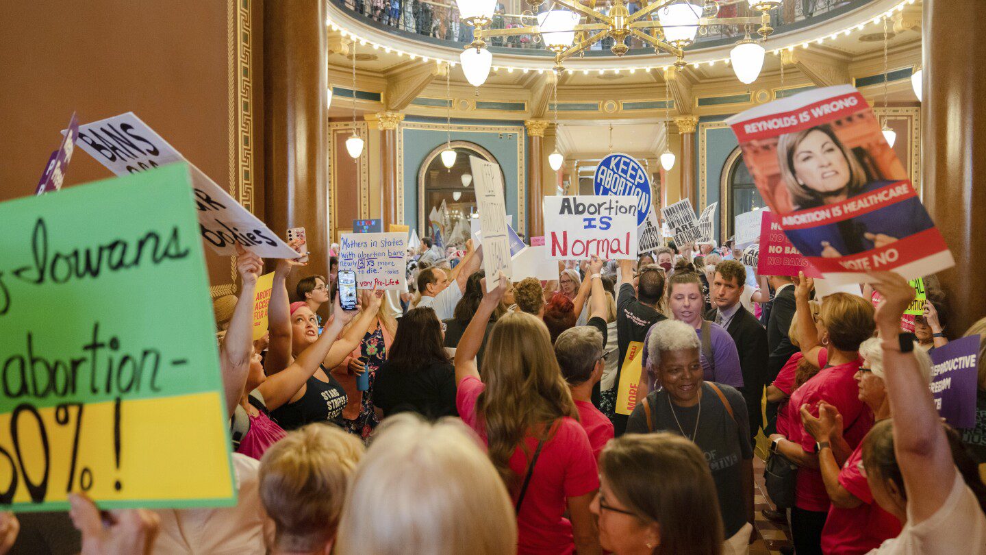 Los republicanos de Iowa aprobaron anoche un proyecto de ley estricto sobre el aborto.  Un desafío legal fue presentado por la mañana.