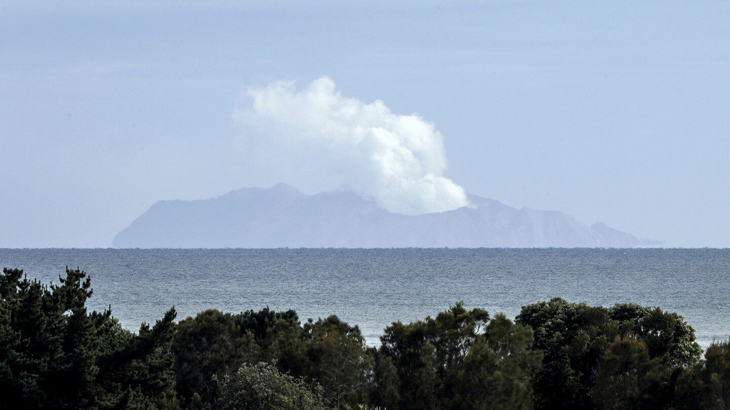 Los sobrevivientes de la erupción del volcán mortal de Nueva Zelanda testificarán en un juicio de los operadores de turismo