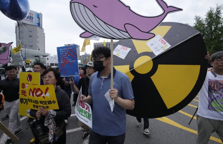Los surcoreanos protestan por los planes de Japón de liberar aguas residuales tratadas de la planta dañada de Fukushima