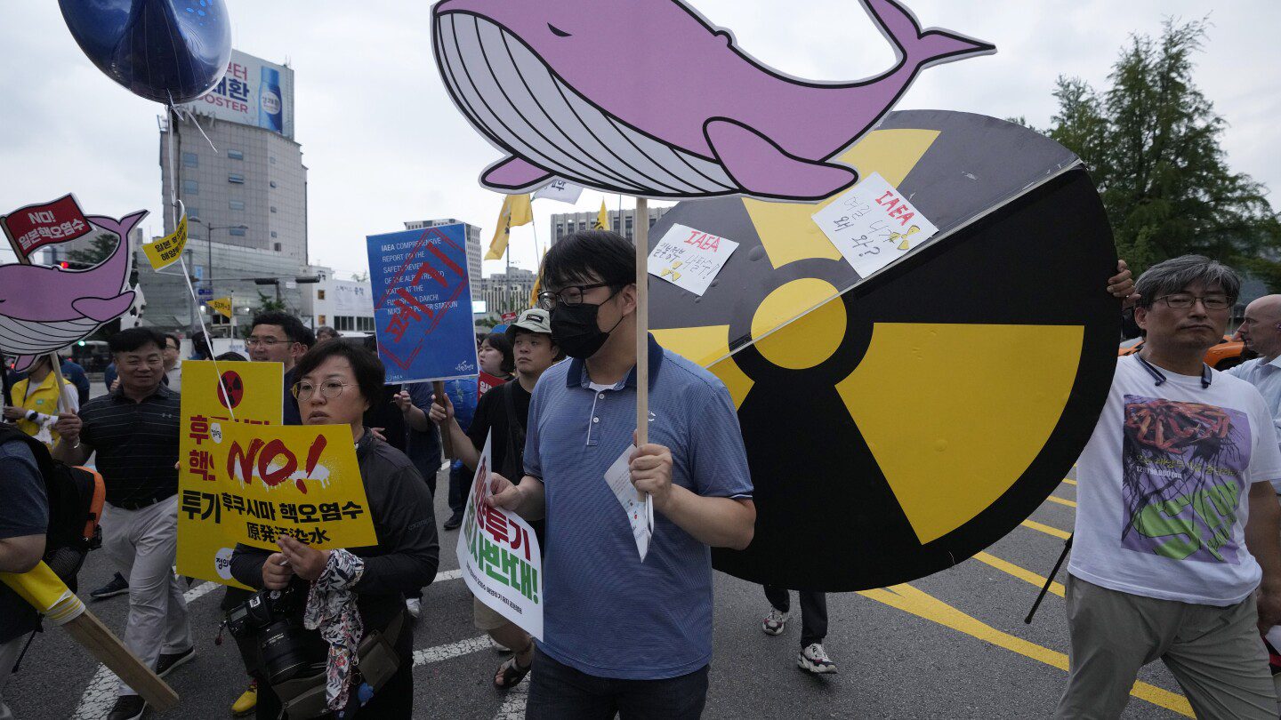 Los surcoreanos protestan por los planes de Japón de liberar aguas residuales tratadas de la planta dañada de Fukushima