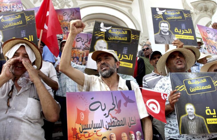 Los tunecinos protestan por la expansión de los poderes del presidente y exigen la liberación de todos los opositores políticos encarcelados
