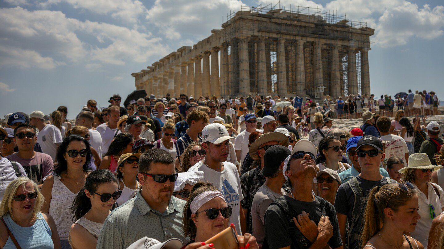 Los turistas están llenando los puntos de acceso europeos, impulsados ​​​​por los estadounidenses