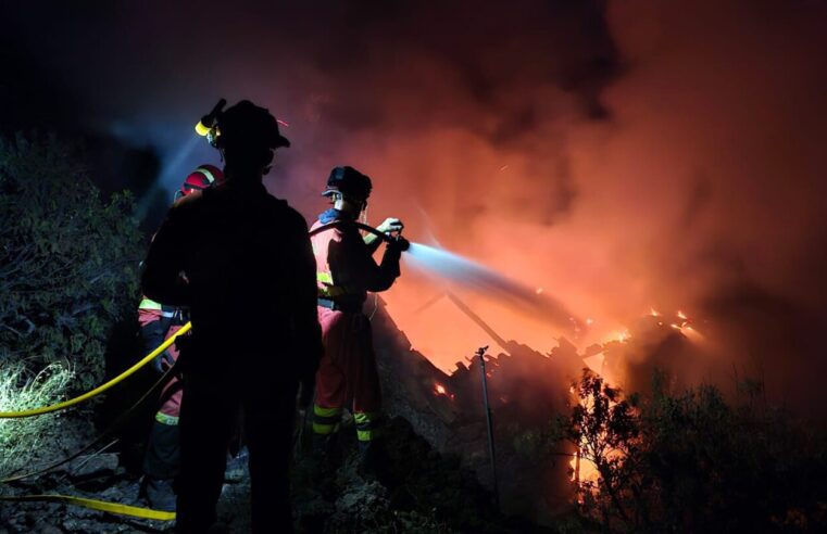 Mejores condiciones climáticas ayudan a frenar el incendio forestal de La Palma en las Islas Canarias de España