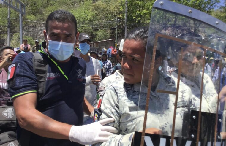 México dice que la protesta fue organizada por una banda de narcotraficantes y un coche bomba del cártel mató a un oficial de la Guardia Nacional