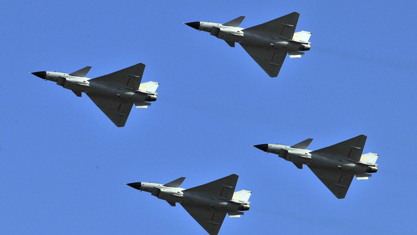 Mientras Taiwán se prepara para los ejercicios contra la invasión, China envía decenas de aviones de combate hacia la isla.
