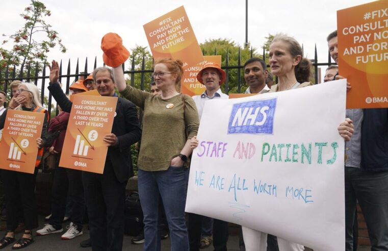 Miles de médicos de hospitales del Reino Unido abandonan la última disputa salarial, lo que paraliza los servicios de salud