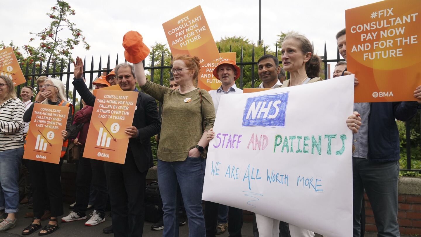 Miles de médicos de hospitales del Reino Unido abandonan la última disputa salarial, lo que paraliza los servicios de salud