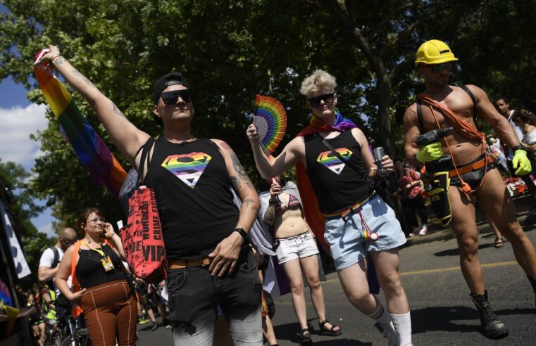 Miles marchan en Budapest Pride mientras la comunidad LGBTQ+ expresa su ansiedad por las leyes restrictivas de Hungría