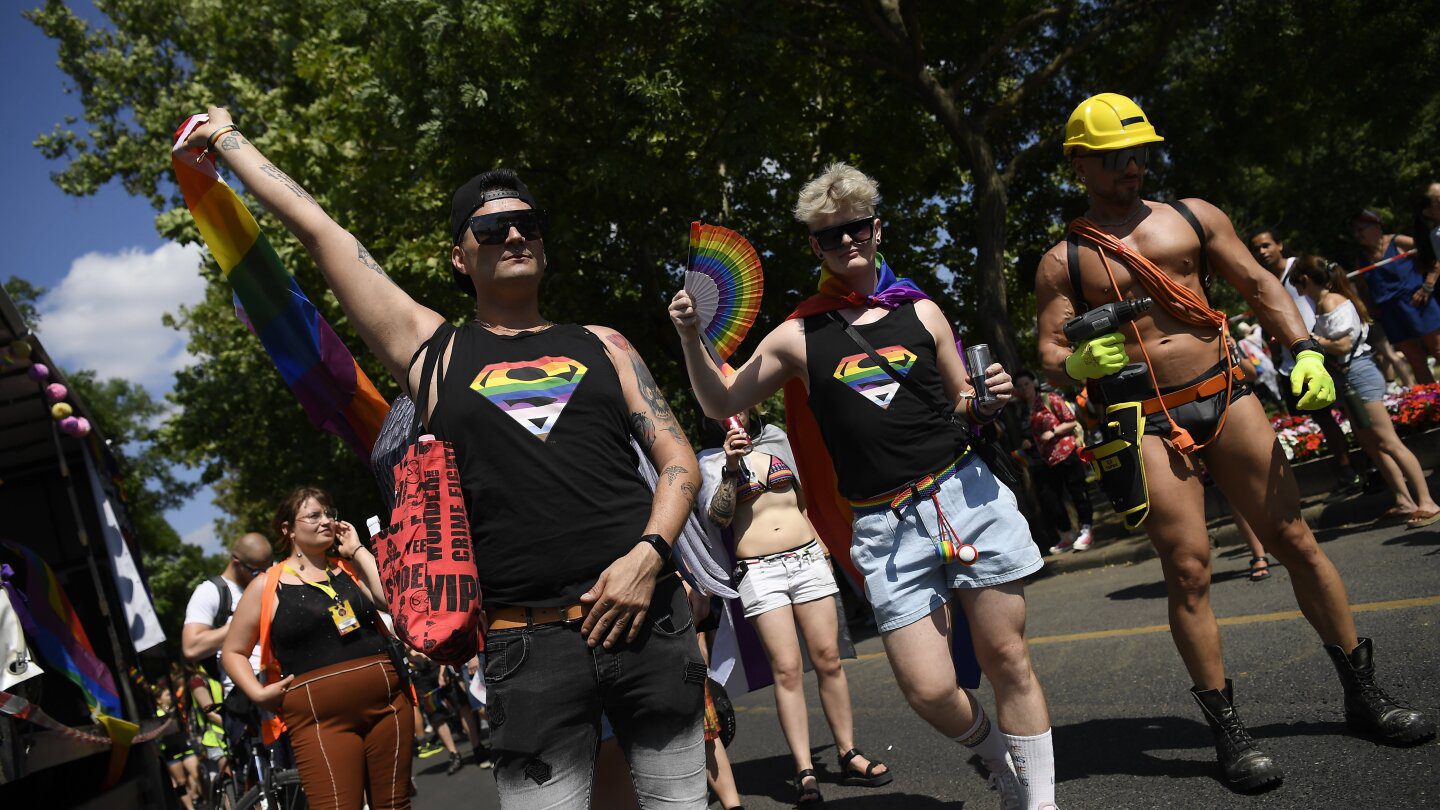 Miles marchan en Budapest Pride mientras la comunidad LGBTQ+ expresa su ansiedad por las leyes restrictivas de Hungría