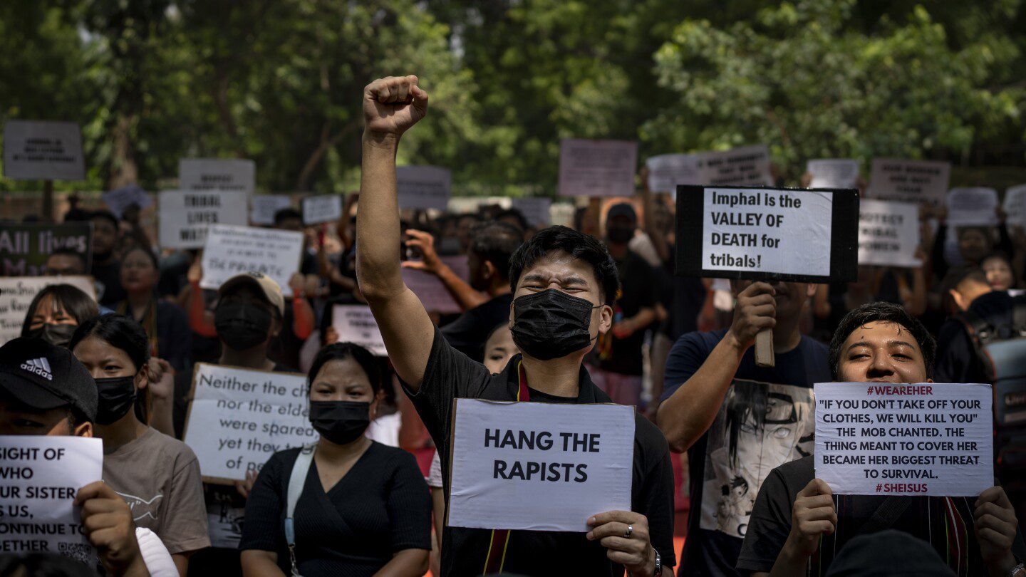 Miles protestan contra el asalto de la turba a mujeres que desfilaron desnudas en un remoto estado fronterizo indio