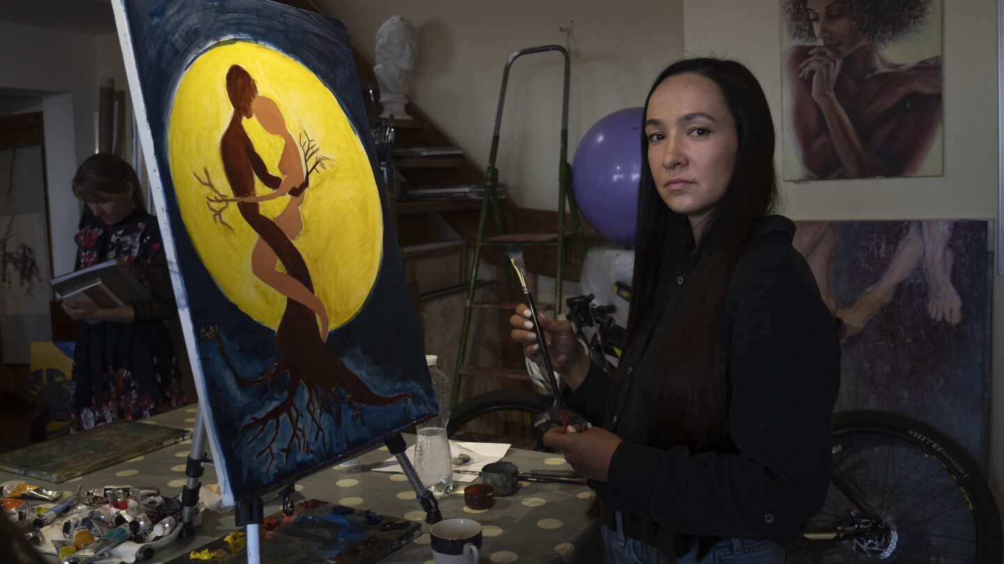Para las mujeres ucranianas, la pintura es una forma de terapia para sobrellevar la pérdida