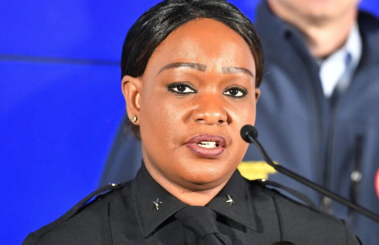 Primera mujer negra nombrada para un puesto de tiempo completo como jefa de policía de la fuerza en conflicto en Louisville, Kentucky