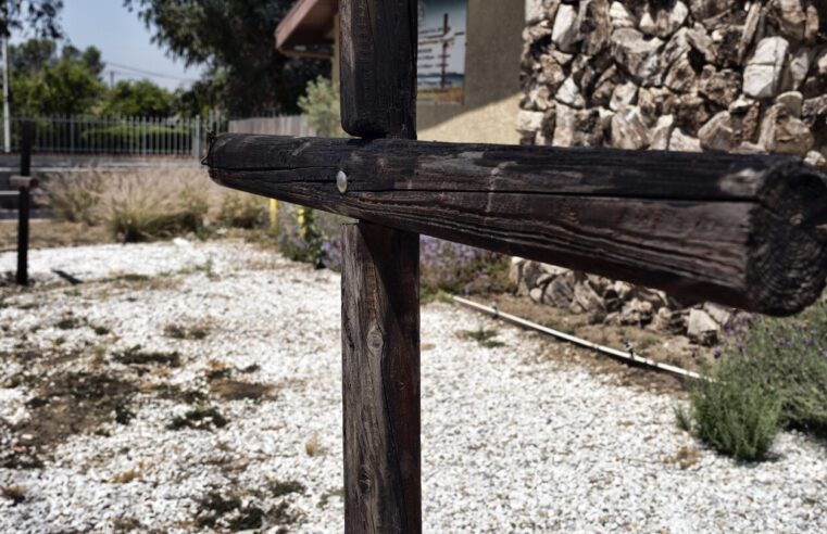 Queman 3 cruces en pequeña iglesia de Los Ángeles y autoridades investigan posible crimen de odio