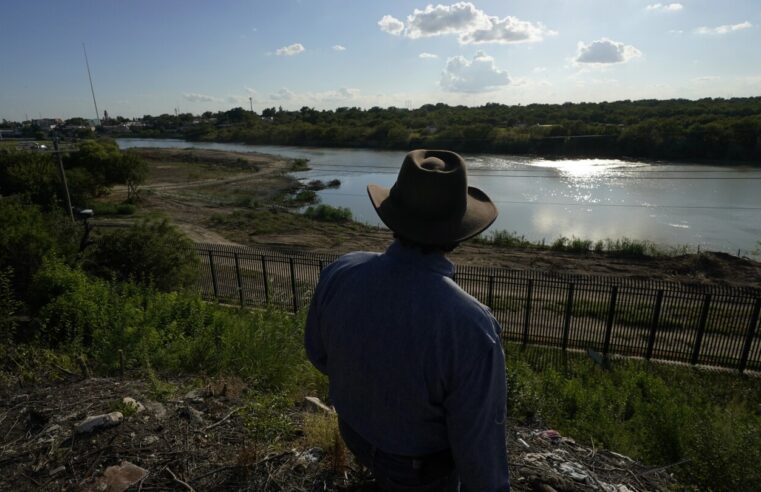 Texas está usando declaraciones de desastre para instalar boyas y alambre de púas en la frontera entre Estados Unidos y México