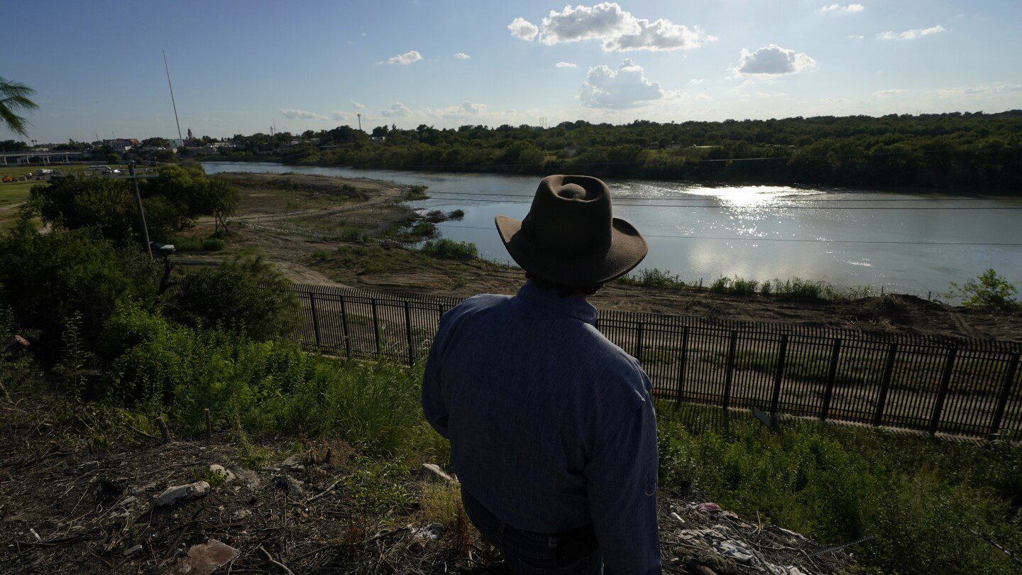 Texas está usando declaraciones de desastre para instalar boyas y alambre de púas en la frontera entre Estados Unidos y México