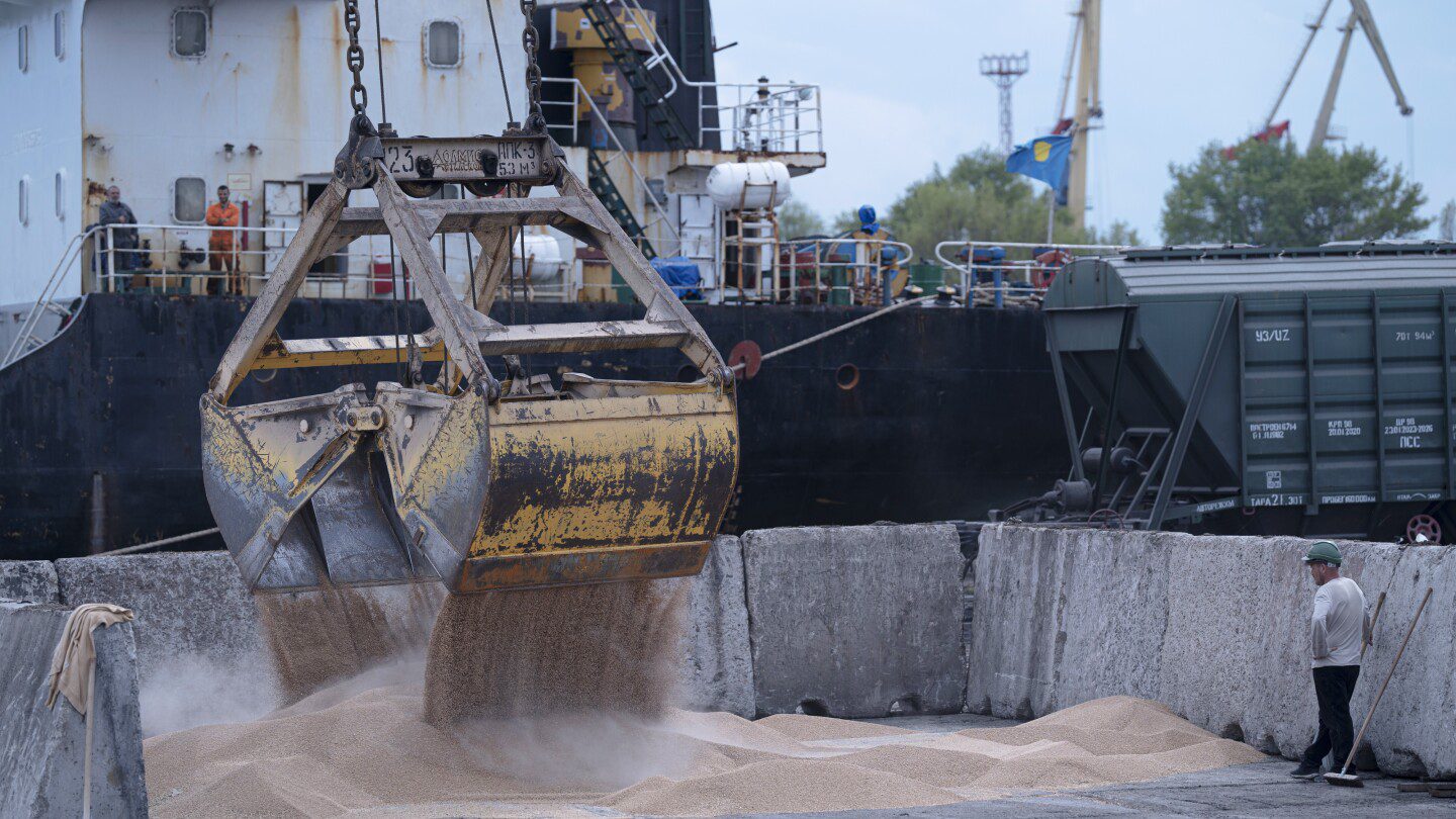 Ucrania quiere que los barcos sigan exportando su grano a pesar de los ataques rusos.  algunos están interesados