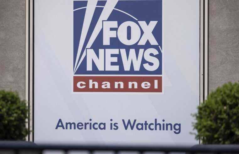 Un ancien partisan de Trump qui a été pris dans une théorie du complot du 6 janvier poursuit Fox News