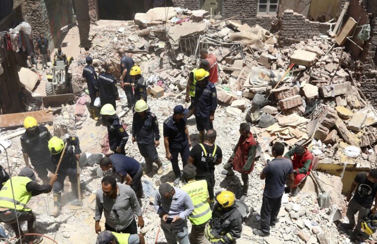Un edificio de apartamentos de 5 pisos se derrumba en El Cairo y mata al menos a 12 personas, con dos desaparecidos
